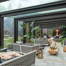 serra con vetrate sul giardino e relax