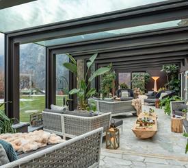 serra con vetrate sul giardino e relax