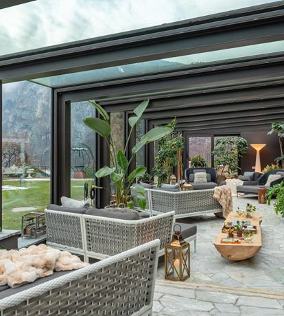 serra con vetrate sul giardino e relax